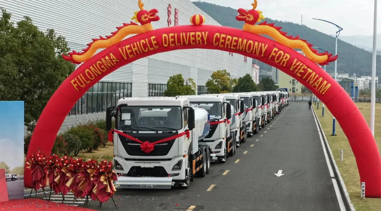 年末重磅收官！批量福龙马智能环卫装备启程越南